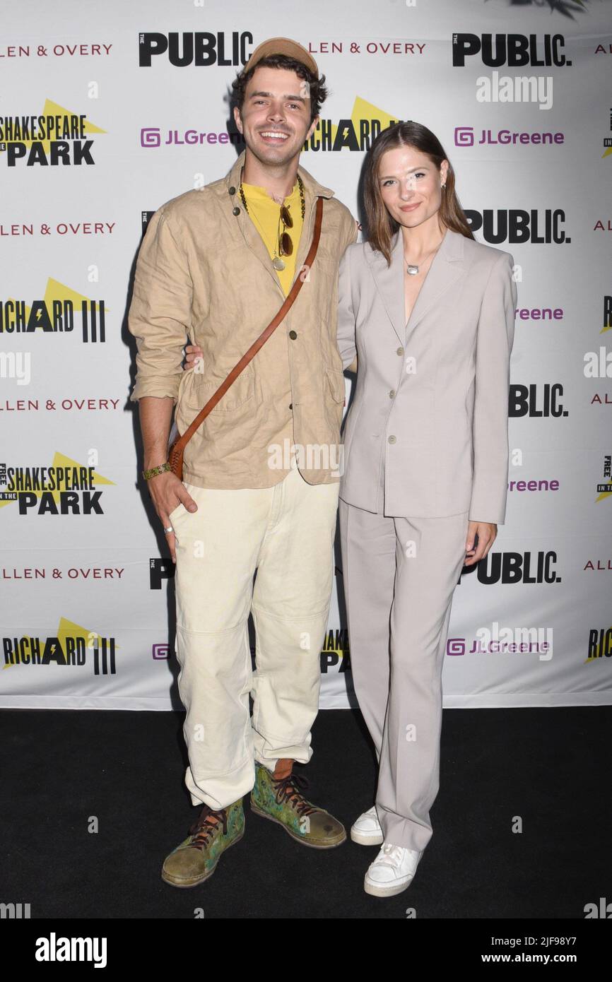 New York, NY, USA. 30.. Juni 2022. Harry Richardson, Louisa Jacobson bei der Ankunft für Shakespeare in der Richard III Opening Night des Parks, Delacorte Theatre im Central Park, New York, NY 30. Juni 2022. Quelle: Quoin Pics/Everett Collection/Alamy Live News Stockfoto