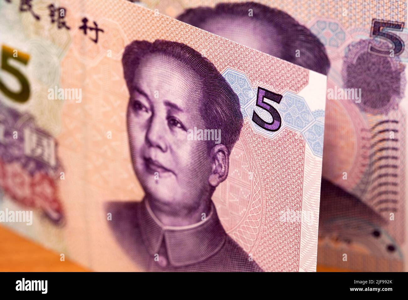 Chinesisches Geld - 5 Yuan - Geschäftshintergrund - Renminbi Stockfoto