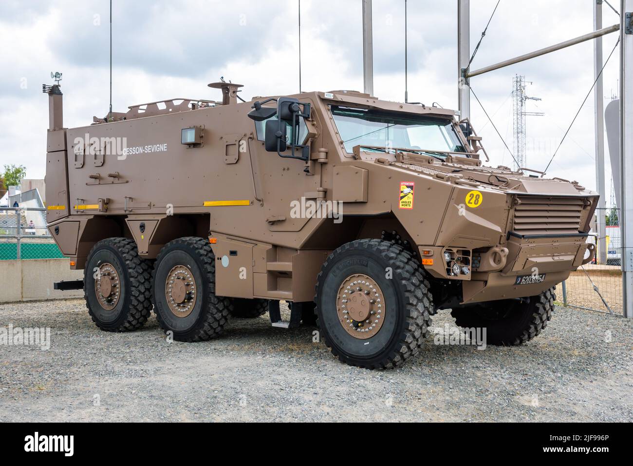 Dreiviertelansicht des VBMR Griffon, eines Mehrzweck-Panzerpersonalträgers mit Sechsradantrieb der französischen Armee. Stockfoto