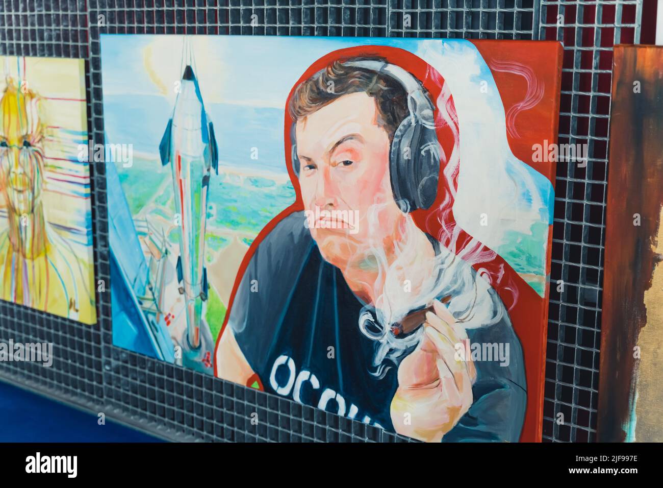 05.28.2022 Warschau, Polen. Collagekunst von Elon Musk - CEO von Tesla - beim Rauchen eines großen Marihuana-Joint. Legales Marihuana. Hochwertige Fotos Stockfoto