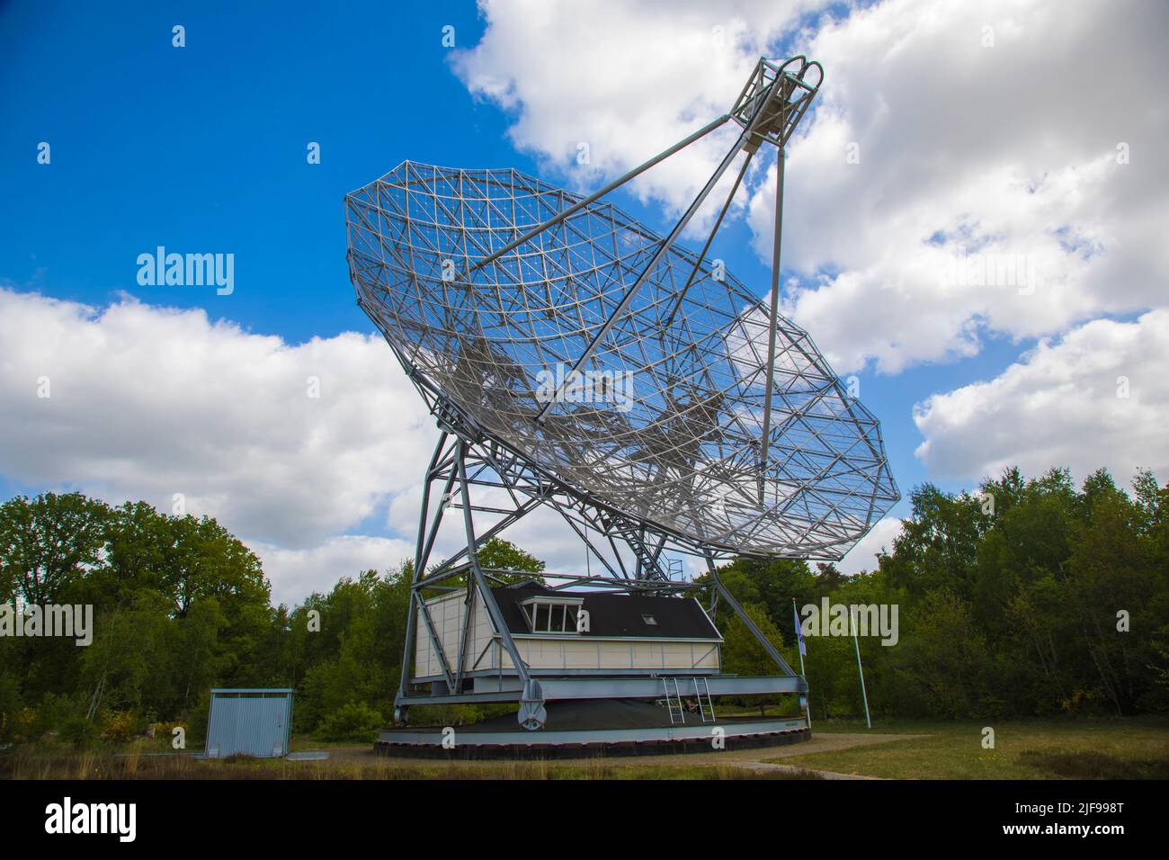 WISSENSCHAFT ASTRONOMIE-Radioteleskop in Dwingeloo Niederlande. Wissenschaftlich aktiv von 1956 bis 1998. Jetzt für Bildung und Amateurradioastronomie verwendet Stockfoto