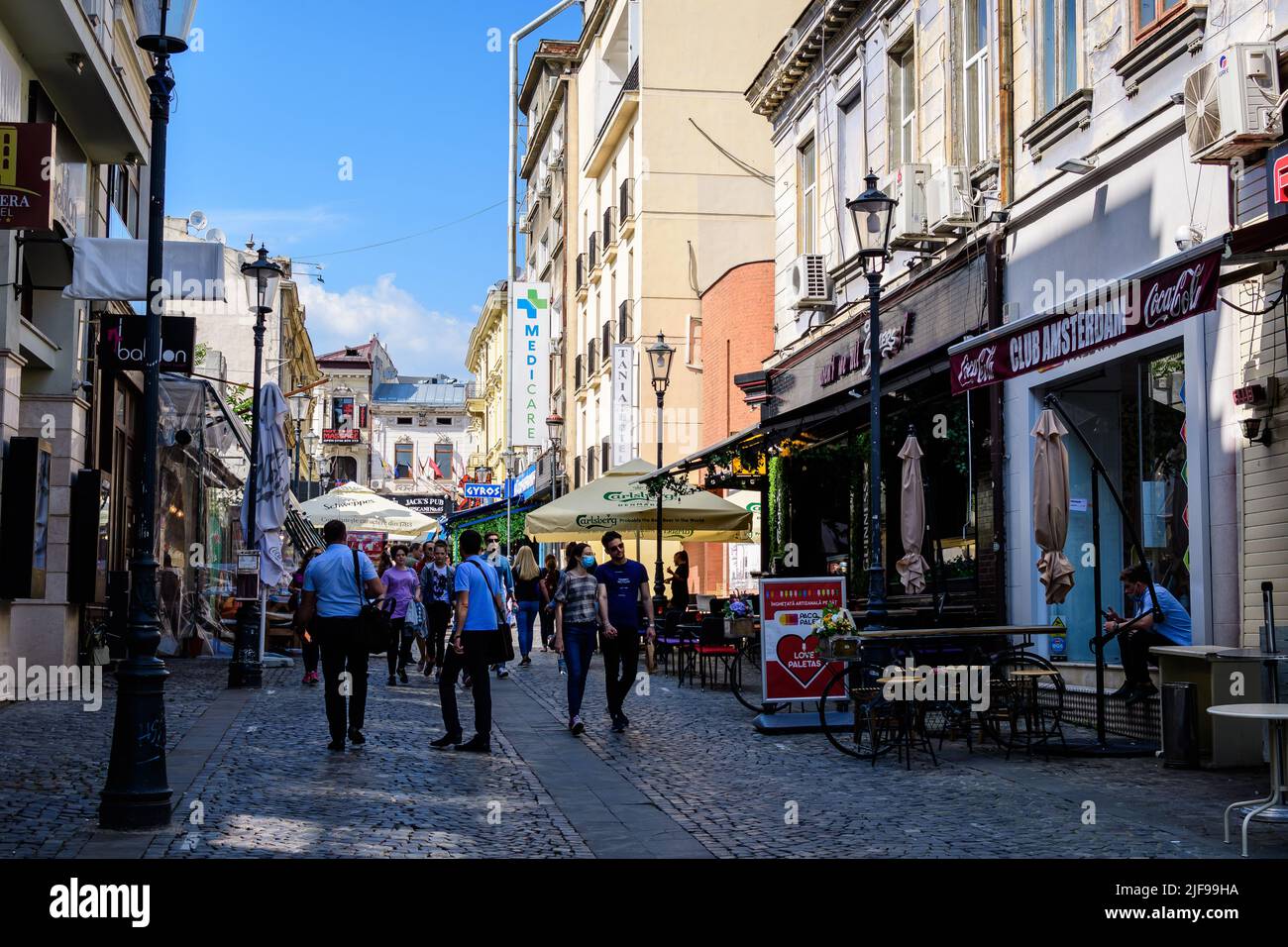 Bukarest, Rumänien - 5. Juni 2021: Alte Gebäude im historischen Zentrum an einem sonnigen Sommertag Stockfoto