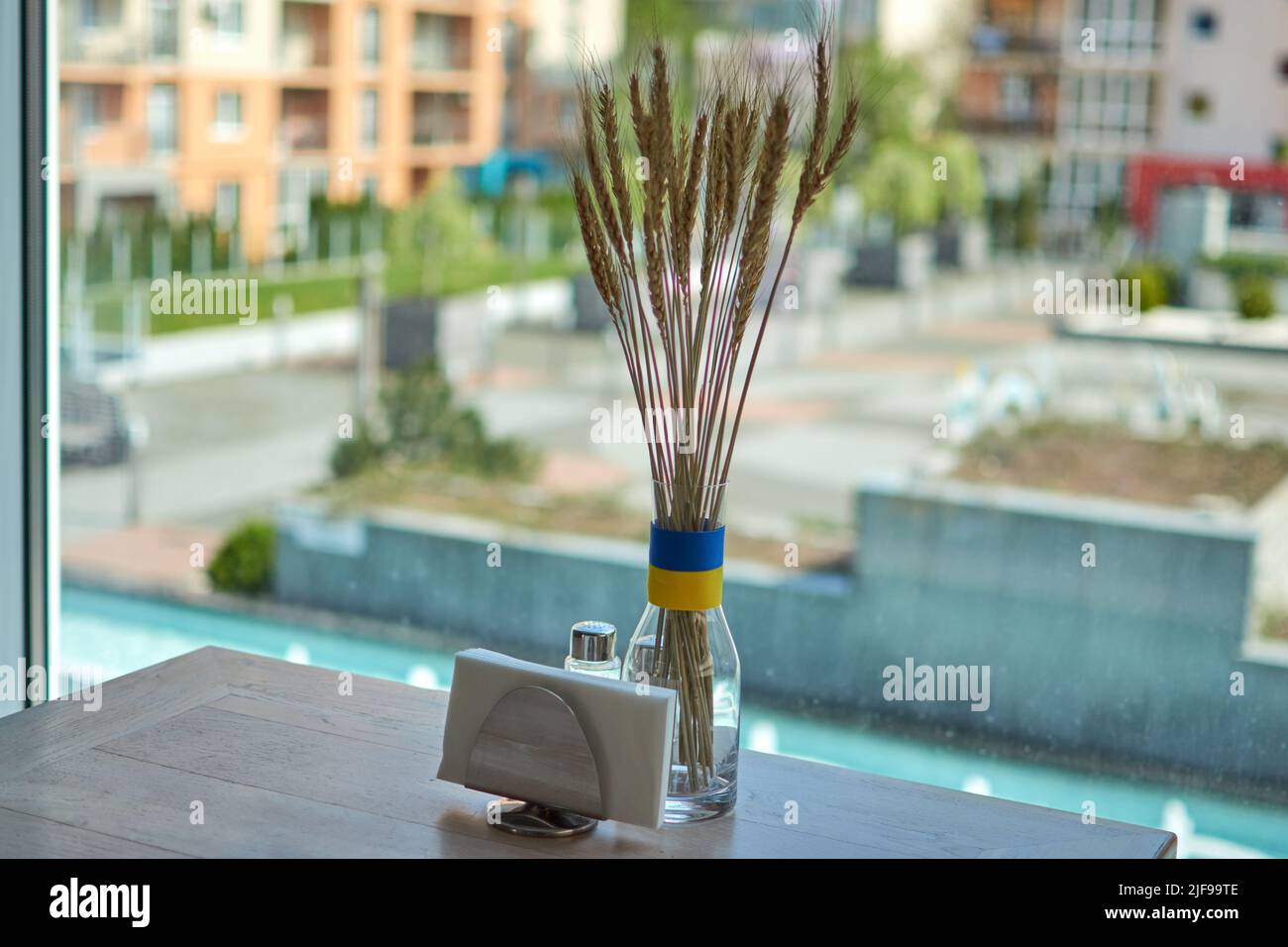 Die ukrainische gelb-blaue Flagge unterstützt die Ukraine. Kein Krieg, stoppt russland, betet für Frieden. Ukrainische Krise, russische Aggression in der Ukraine. Krieg Russlands gegen die Ukraine. Stockfoto