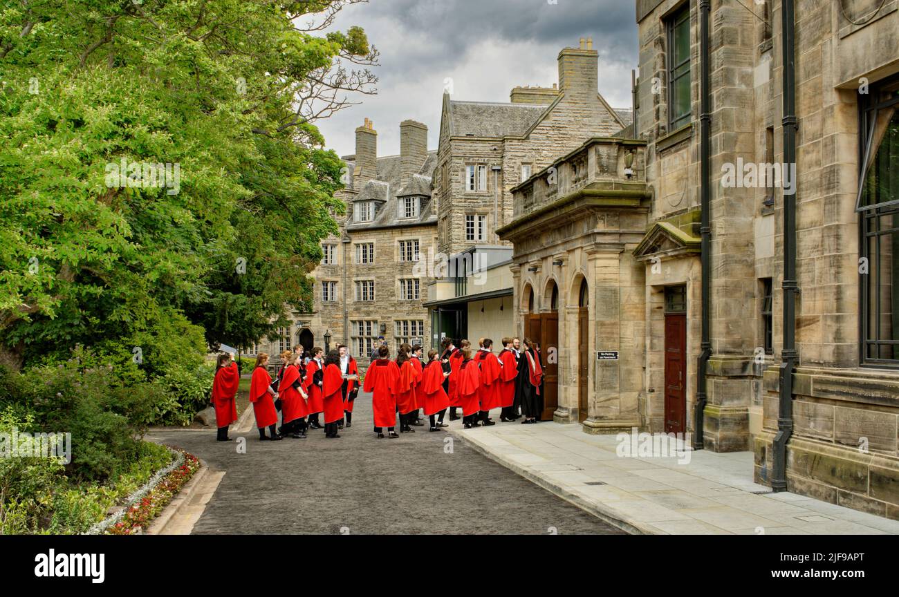 ST ANDREWS UNIVERSITY SCOTLAND AN EINEM GRADUIERUNGSTAG HAT DIE ST. SALVATORS KAPELLE EINEN CHOR IN ROTEN KLEIDERN Stockfoto