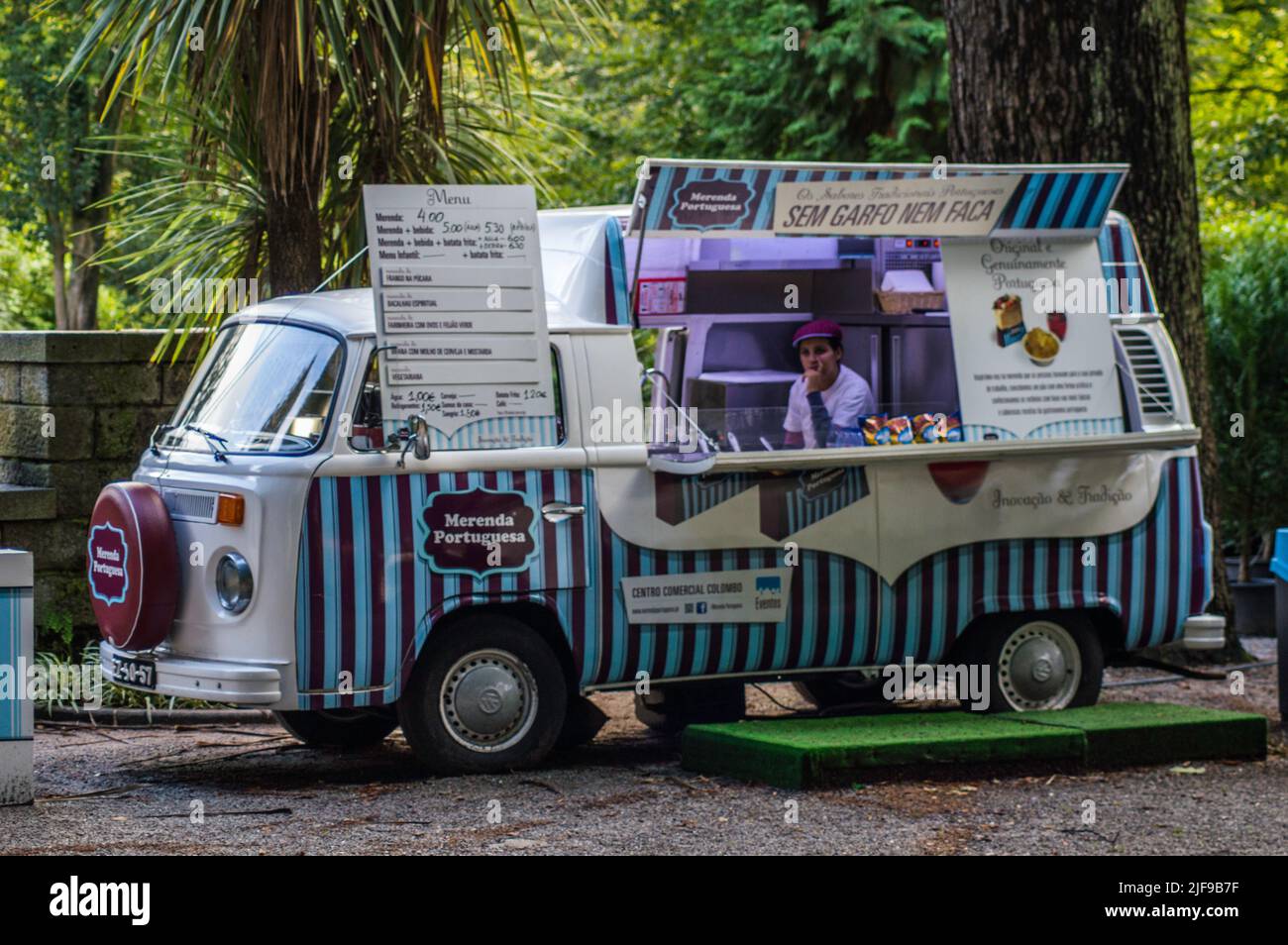 Schöner klassischer Oldtimer auf der Straße. Volkswagen T2 Stockfoto