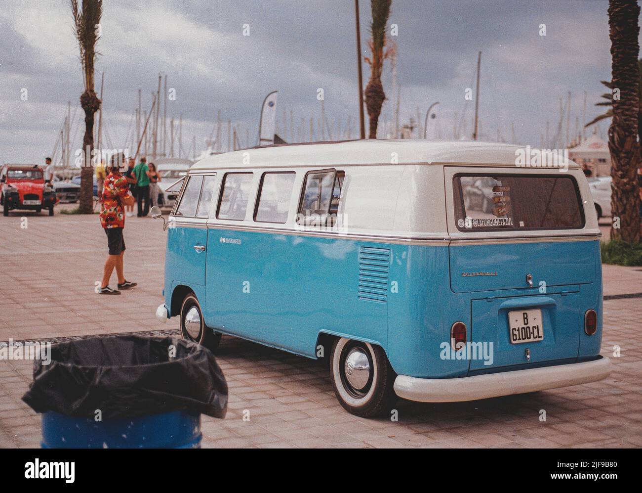 Schöner klassischer Oldtimer auf der Straße. Volkswagen T1 Stockfoto