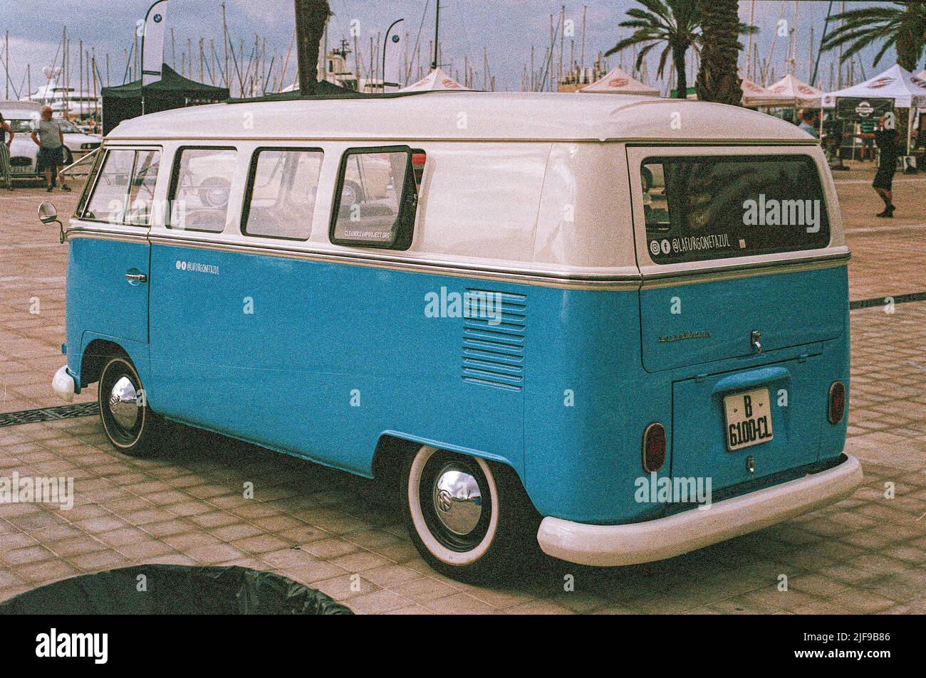 Schöner klassischer Oldtimer auf der Straße. Volkswagen T1 Stockfoto