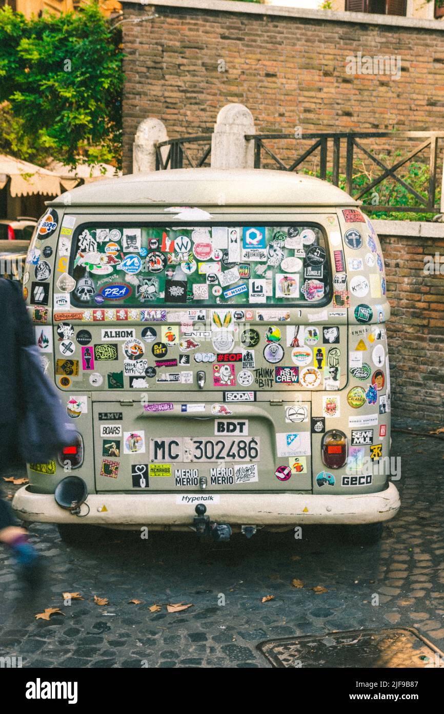 Schöner klassischer Oldtimer auf der Straße. Volkswagen T1 Stockfoto
