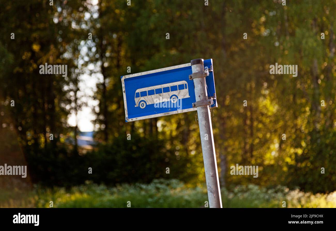 Busschild in Finnland, das zur Seite zusammenbricht Stockfoto