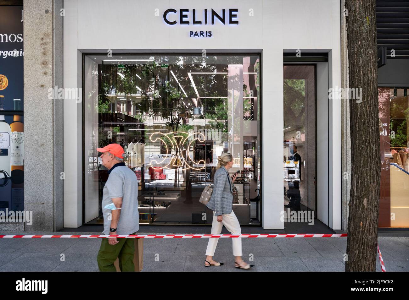 Madrid, Spanien. 25.. Mai 2022. Fußgänger laufen am französischen Luxusmodemarke Celine Store in Spanien vorbei. Kredit: SOPA Images Limited/Alamy Live Nachrichten Stockfoto