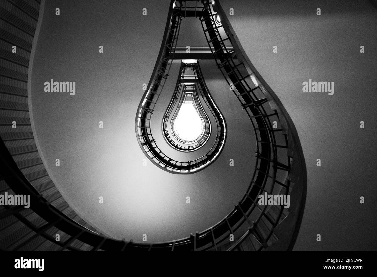 Eine Glühbirnenförmige Treppe in grauer Monotone Farbe, niedriger Winkel Stockfoto