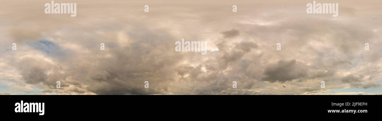 Himmelspanorama vor Regen mit schweren Cumulonimbus-Wolken. HDR Seamless Spherical equirectangulant 360 Panorama Himmelskuppel oder Zenit für 3D-Visualisierung Stockfoto