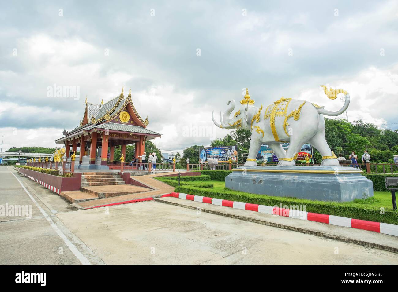 Nakhon Si Thammarat, THAILAND - 26. Juni 2022: Landschaft des berühmten Tempels Wat That Noi in Nakhon Si Thammarat, Thailand. Dieser Tempel Stockfoto