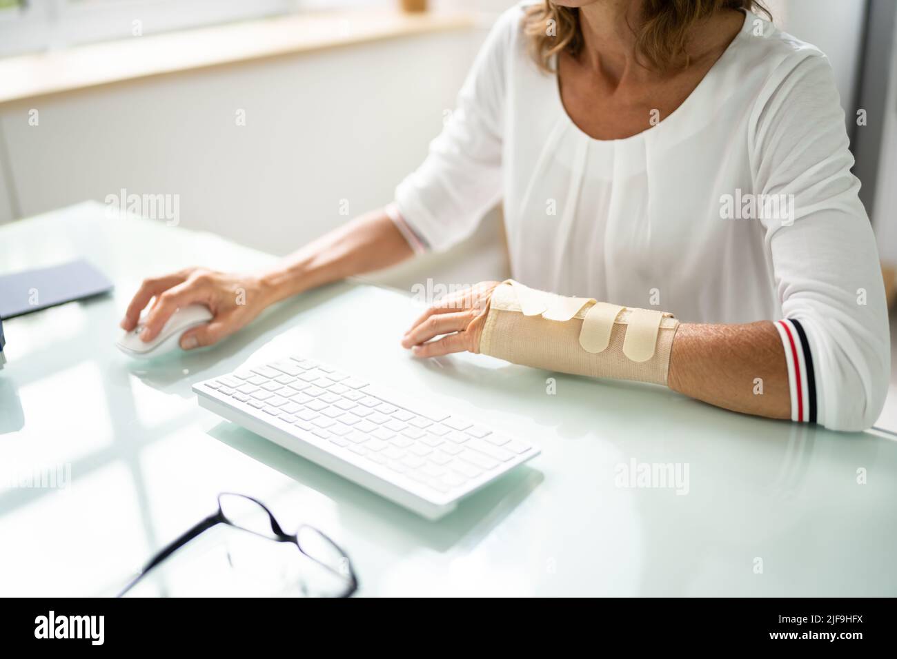 Bürounfall Mit Gebrochenem Arm. Arbeitnehmervergütung Und Sozialversicherung Stockfoto