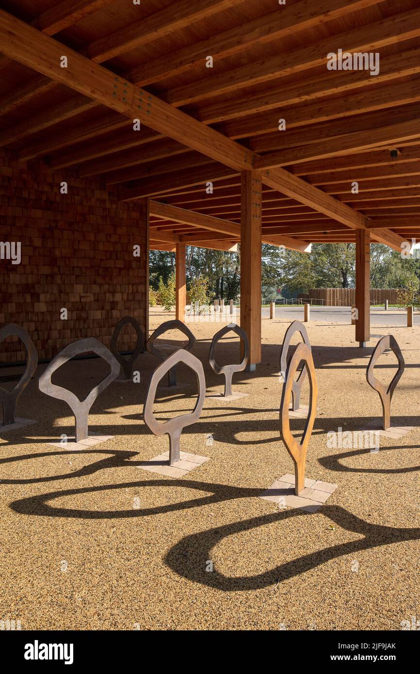 Fahrradständer im Besucherzentrum des Sherwood Forest. Sherwood Forest Visitor Center, Edwinstowe, Großbritannien. Architekt: JDDK Architects, 2017. Stockfoto