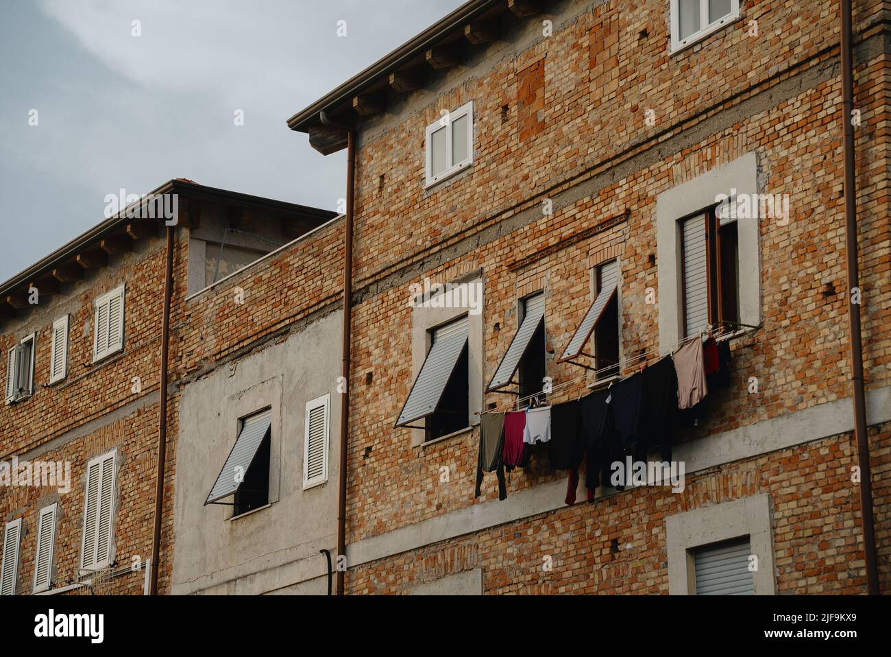 Trocknen von Kleidung an der Fassade. Stadtleben in Italien. Stockfoto