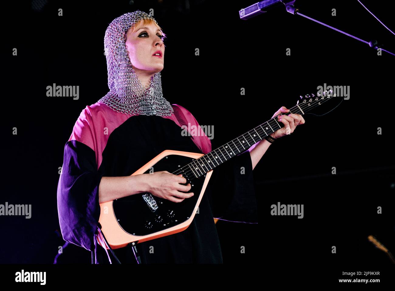 Roskilde, Dänemark. 30.. Juni 2022. Die walisische Sängerin und Musikerin Cate Le Bon spielt ein Live-Konzert während des dänischen Musikfestivals Roskilde Festival 2022 in Roskilde. (Foto: Gonzales Photo/Alamy Live News Stockfoto