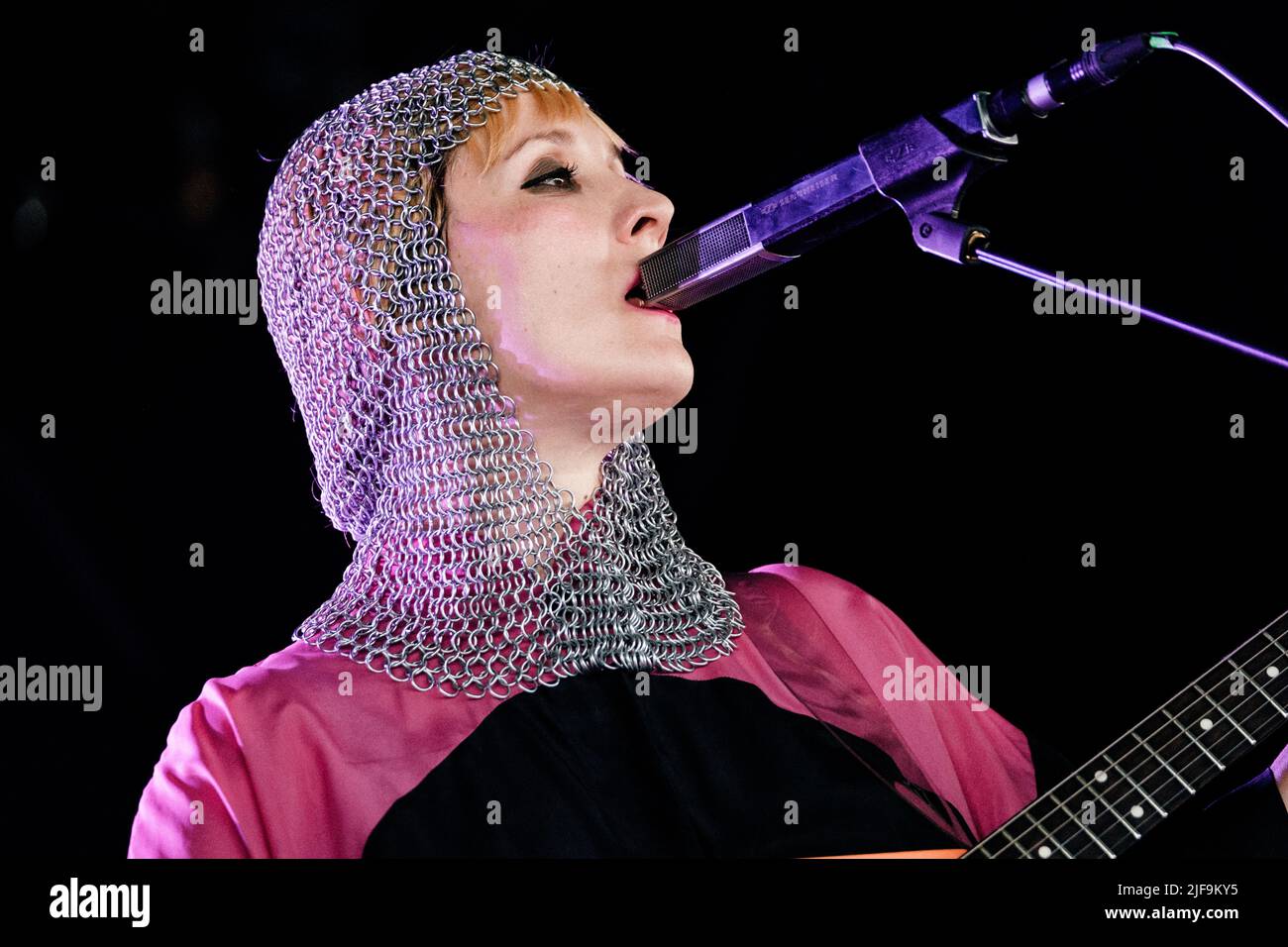 Roskilde, Dänemark. 30.. Juni 2022. Die walisische Sängerin und Musikerin Cate Le Bon spielt ein Live-Konzert während des dänischen Musikfestivals Roskilde Festival 2022 in Roskilde. (Foto: Gonzales Photo/Alamy Live News Stockfoto