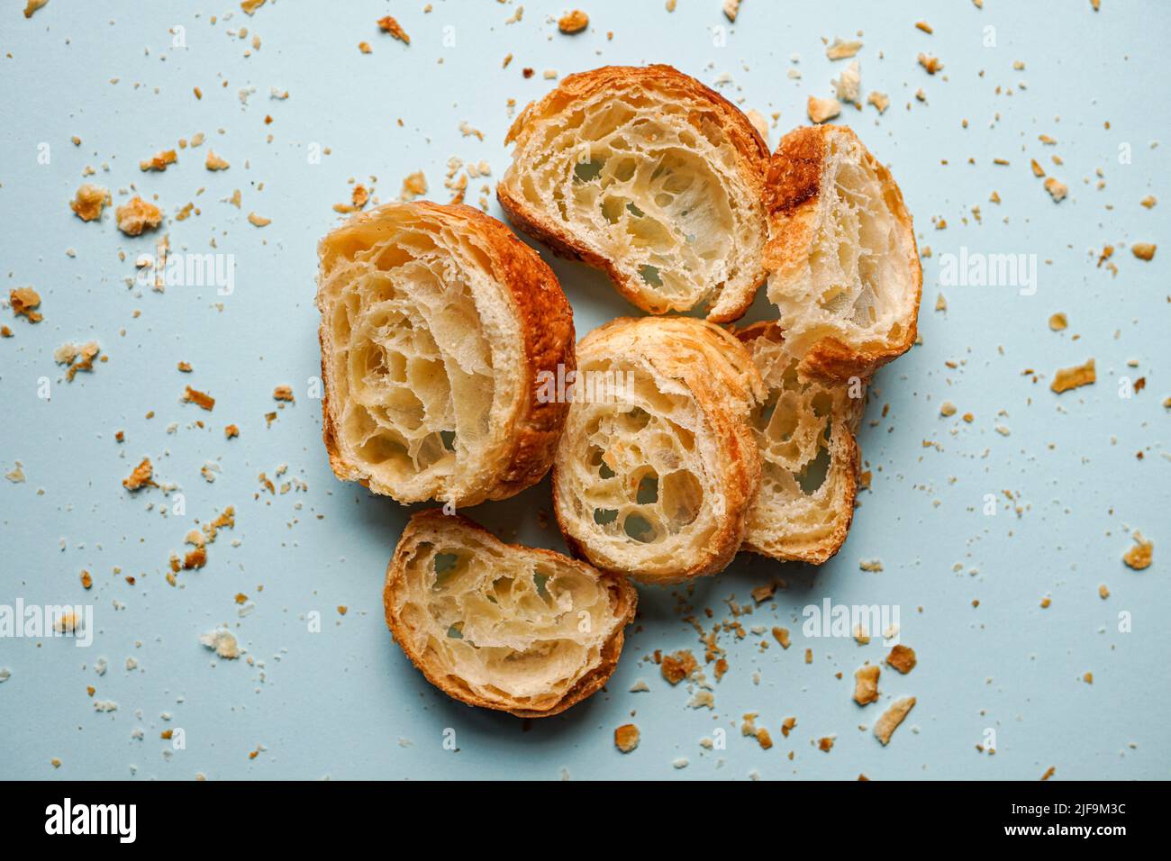 Leckeres Croissant zum Frühstück, französisches Essen Stockfoto