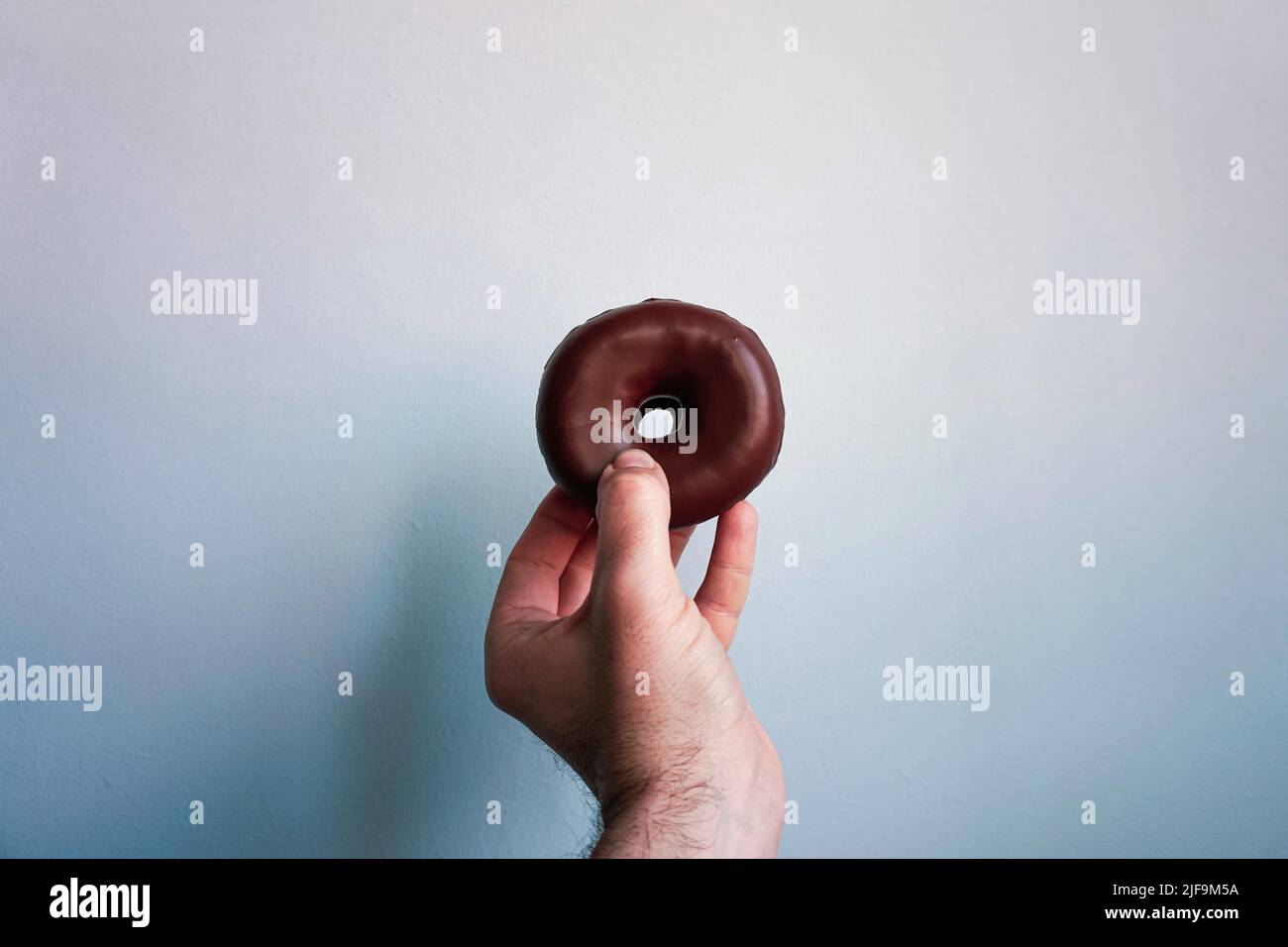 Leckere Schokolade Donut zum Frühstück, ungesunde Lebensmittel Stockfoto