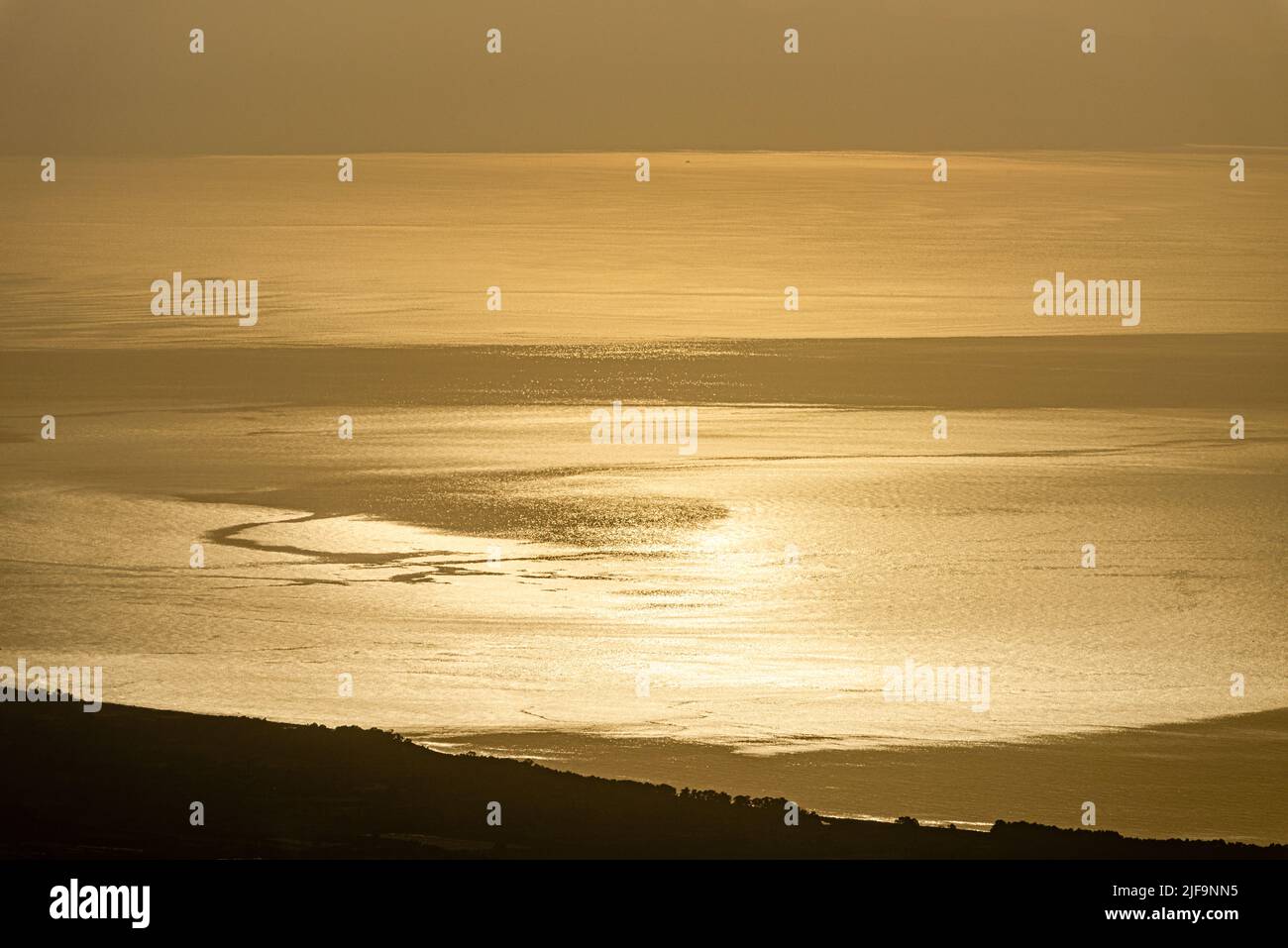 Ein goldener Sonnenaufgang über dem Ionischen Meer, von oben auf dem Ätna, Sizilien, Italien Stockfoto