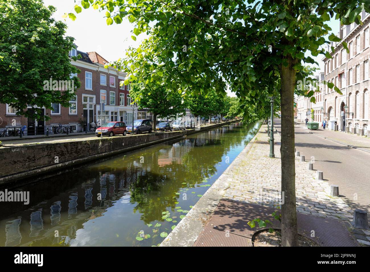 Blick auf den Kanal in einer typisch holländischen Stadt Stockfoto