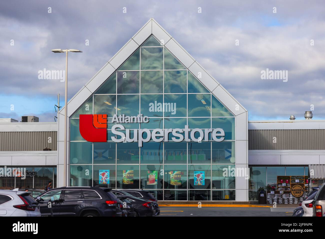 Loblaws Atlantic Superstore vorne. Kanadische Supermarktkette One Stop Store für Lebensmittel, Elektronik HALIFAX, NOVA SCOTIA, KANADA JUNI 2022 Stockfoto
