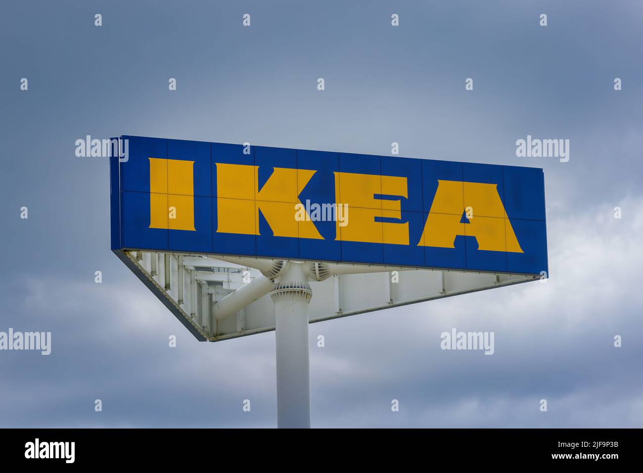 IKEA-Schild für den Stangenlader. Der schwedische Einrichtungsrieseneinzelhändler und Möbelgeschäft. HALIFAX, NOVA SCOTIA, KANADA - JUNI 2022 Stockfoto