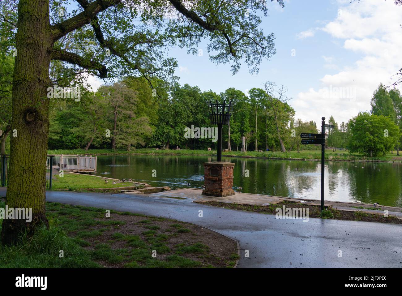 Boultham Park, Lincoln, ursprünglich der Park für die Boultham Hall, eröffnet als öffentlicher Park für die Menschen von Lincoln, Park Beacon, Beacon neben See. Stockfoto