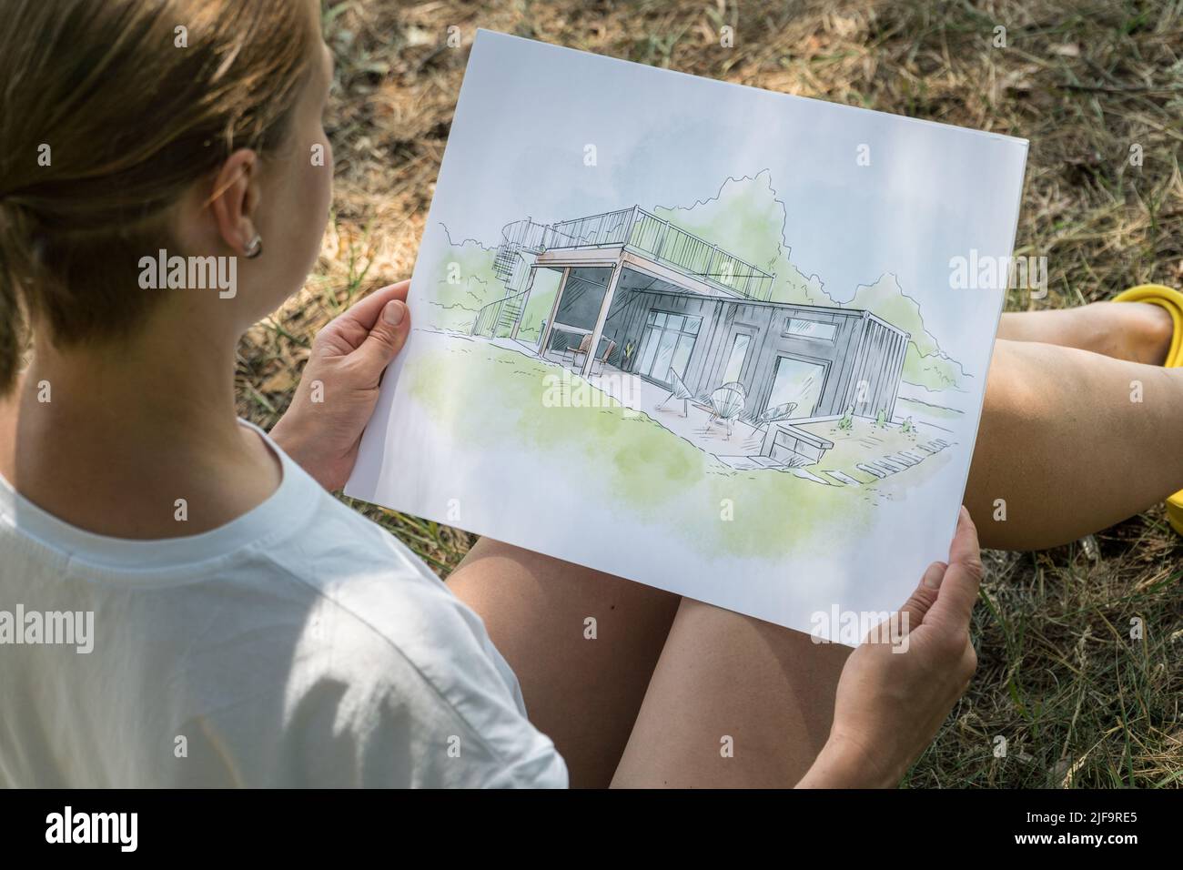 Zeitgenössisches Hausdesign Handgezeichnete Skizze in den Händen von Architekt. Architektonisches Designkonzept Stockfoto