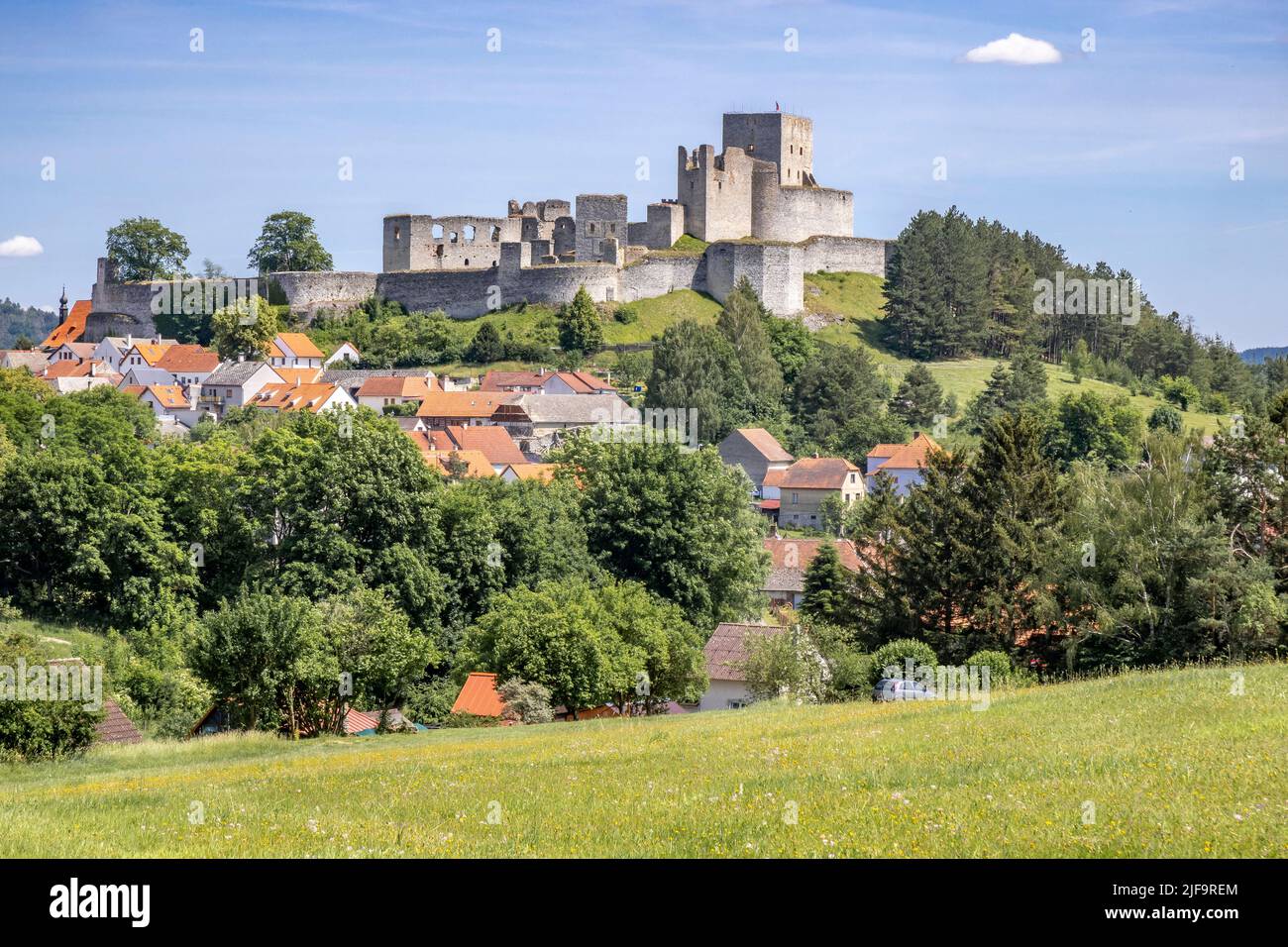 Die Burg Rabi ist eine mittelalterliche Ruine oberhalb des Flusses Otava. Ursprünglich romanisch, wurde es im spätgotischen Stil umgebaut. Jan Zizka verlor hier ein Auge duri Stockfoto