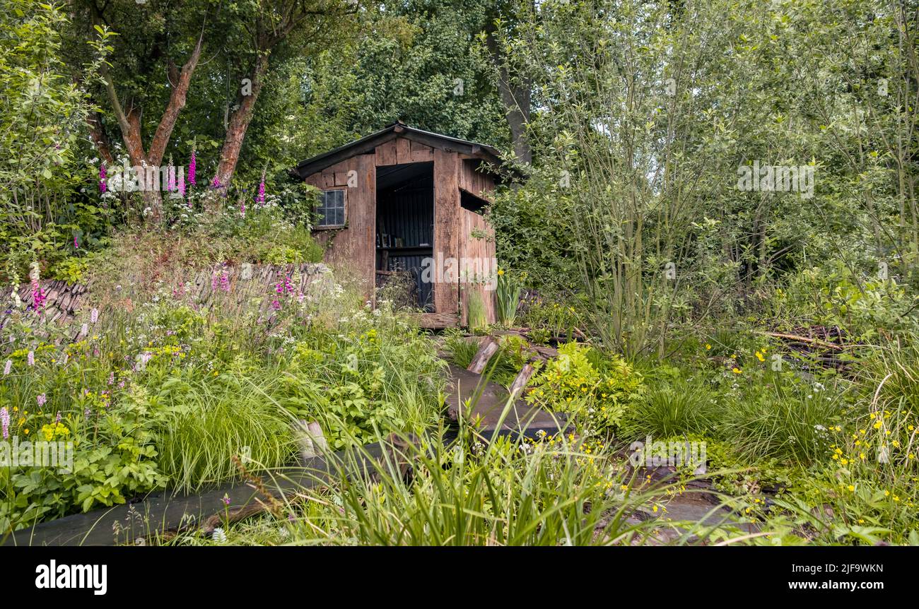 Ein umwerfender britischer Landschaftsgarten auf der Chelsea Flower Show 2022. Entworfen von Lulu Urquhart und Adam Hunt. Stockfoto