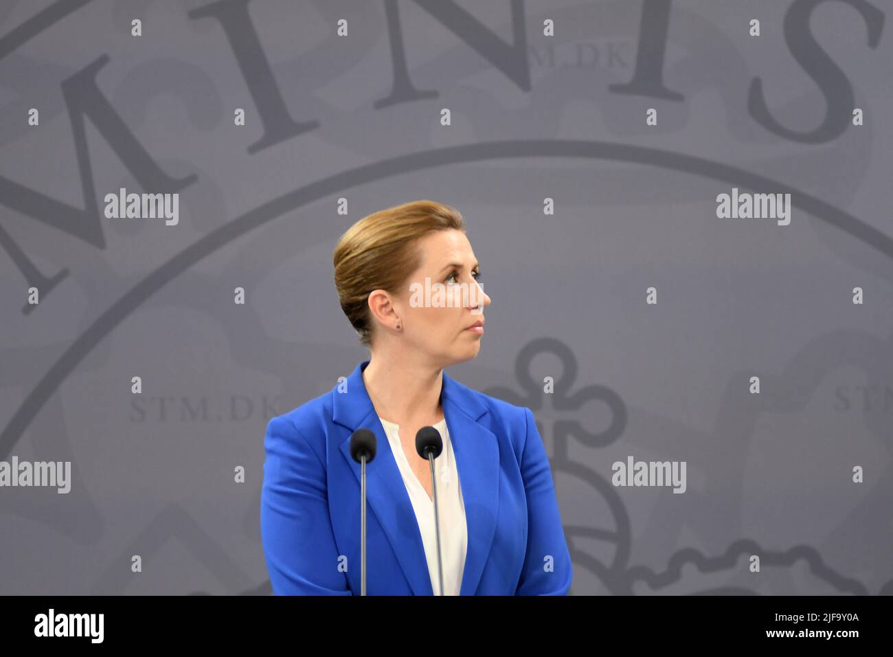 Kopenhagen /Dänemark/1.. Juli 2022/die Premierministerin von Denamrk, Frau Mette Frederiksen, hält eine gemeinsame Pressekonferenz mit der Ministerin für Lebensmittel und Landwirtschaft, der Ministerin für Wirtschaft und Handel, der Ministerin für Gesundheit, justizminister über den kritischen Bericht der nerzkommission bei der Tötung vieler Millionen Mink-Tiere während der Covid 19 Denmark govt wird sehen, wie die rolle der dänischen Zivildiener in Minkcase und jetzt bis zum dänischen parlament und für die Zukunft des kreitischen Berichts der Minkkomissonnions sehen, die minister veranstalten in der Spiegelhalle des PM-Büros in Christiansborg Kopenhagen Dänemark ein Pressekonfeenz. (Foto..F Stockfoto