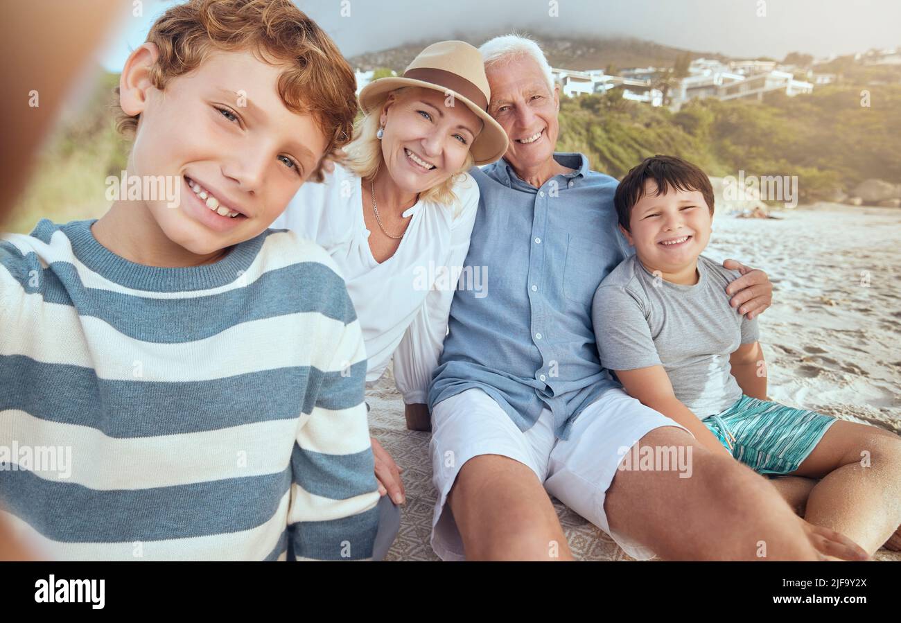 Glückliche Kaukasische Großeltern Sitzen Mit Enkeln Am Strand Liebenswert Glücklich Kinder 