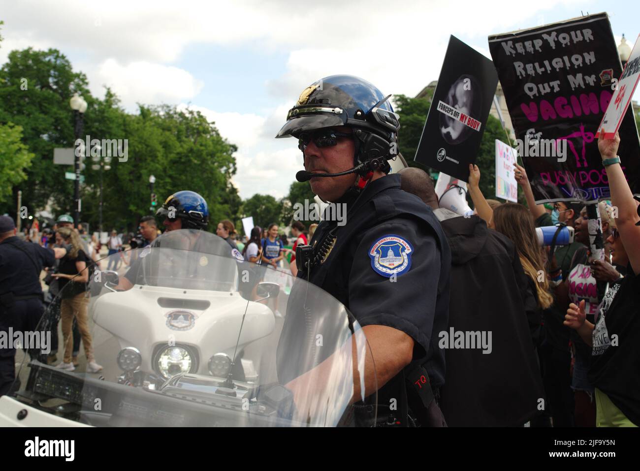 Demonstranten versammelten sich vor dem Obersten Gerichtshof der USA, nachdem die bahnbrechende Entscheidung von Roe v. Wade, die Abtreibung legalisiert, am 24. Juni 2022 aufgehoben wurde. Stockfoto