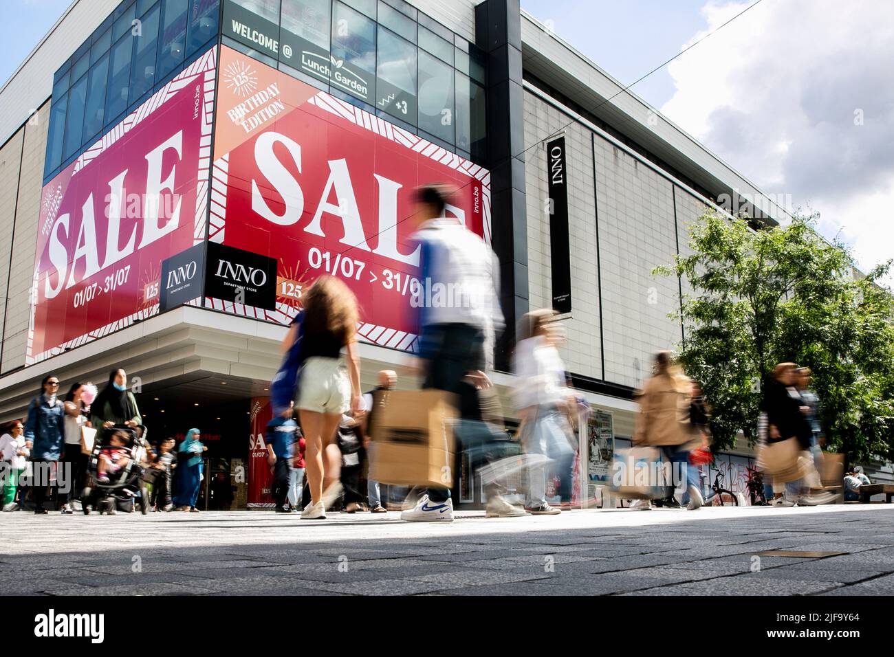 Die Abbildung zeigt den offiziellen Beginn des Sommerverkaufs am Freitag, den 01. Juli 2022 im Stadtzentrum von Brüssel. BELGA FOTO HATIM KAGHAT Stockfoto