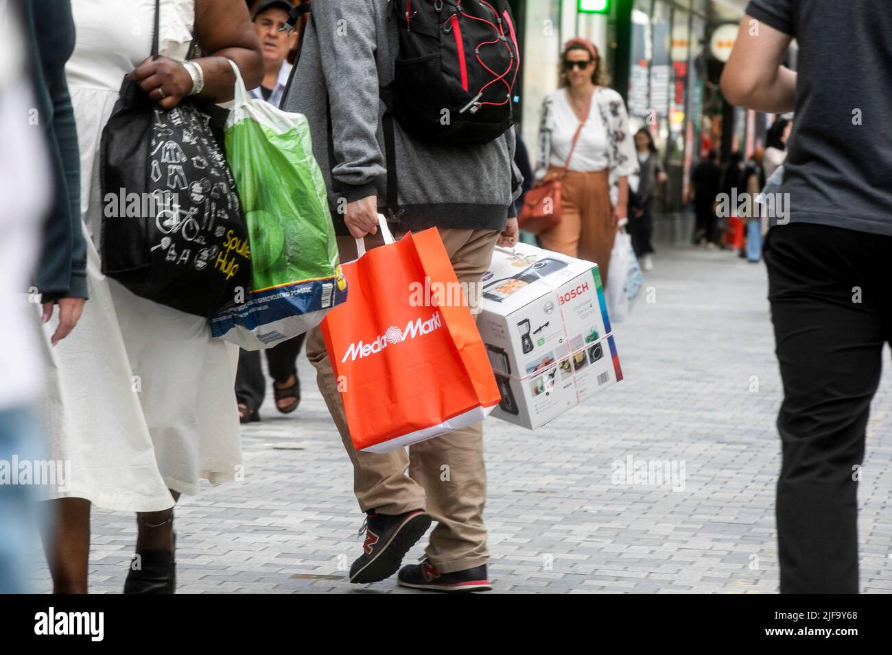 Die Abbildung zeigt den offiziellen Beginn des Sommerverkaufs am Freitag, den 01. Juli 2022 im Stadtzentrum von Brüssel. BELGA FOTO HATIM KAGHAT Stockfoto