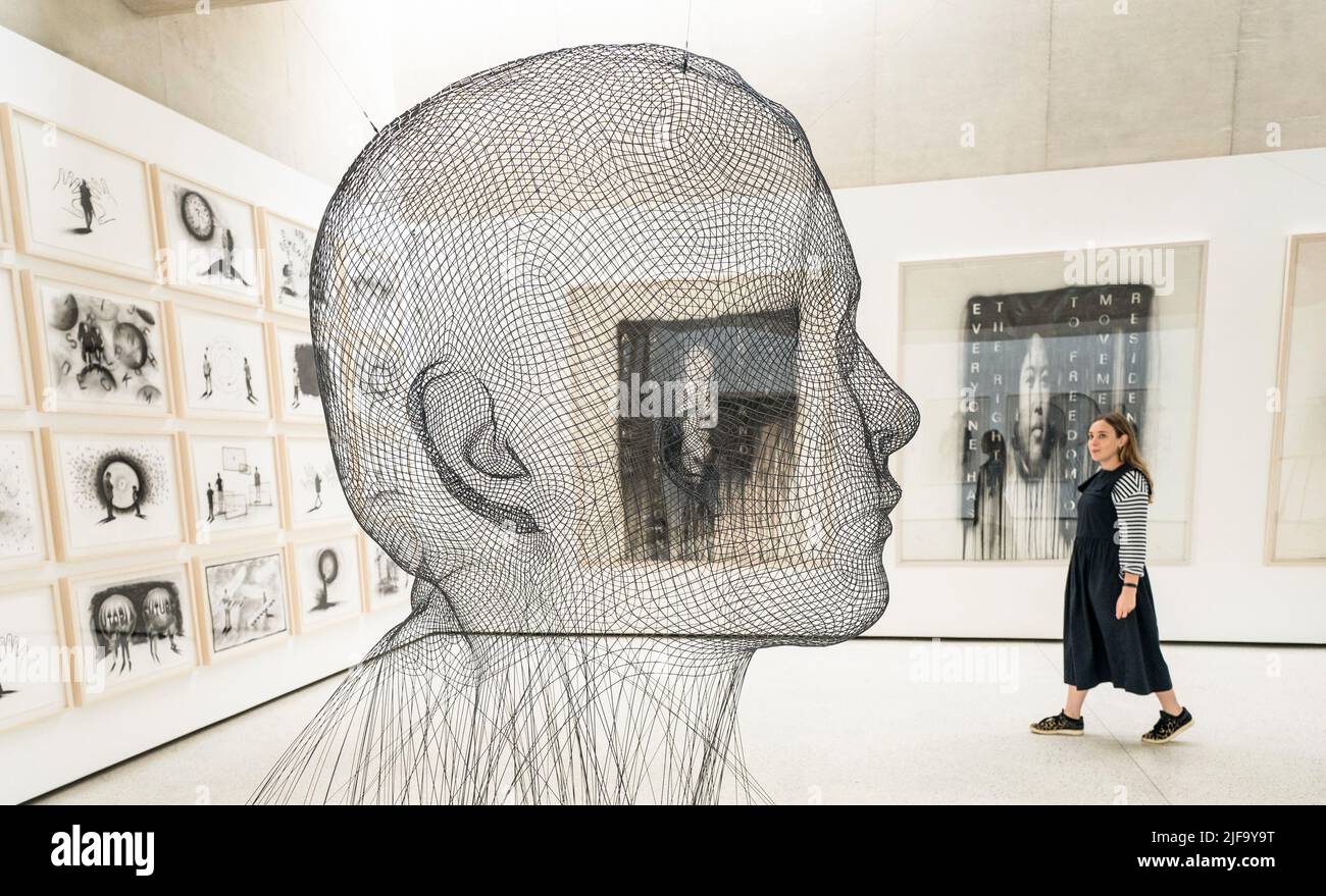 Gemma Donovan blickt auf Invisible Anna, 2016, vom Künstler Jaume Plensa, die Teil seiner kürzlich eröffneten Ausstellung ist, an kleinen Orten, in der Nähe von zu Hause, im Yorkshire Sculpture Park, Wakefield. Bilddatum: Freitag, 1. Juli 2022. Stockfoto