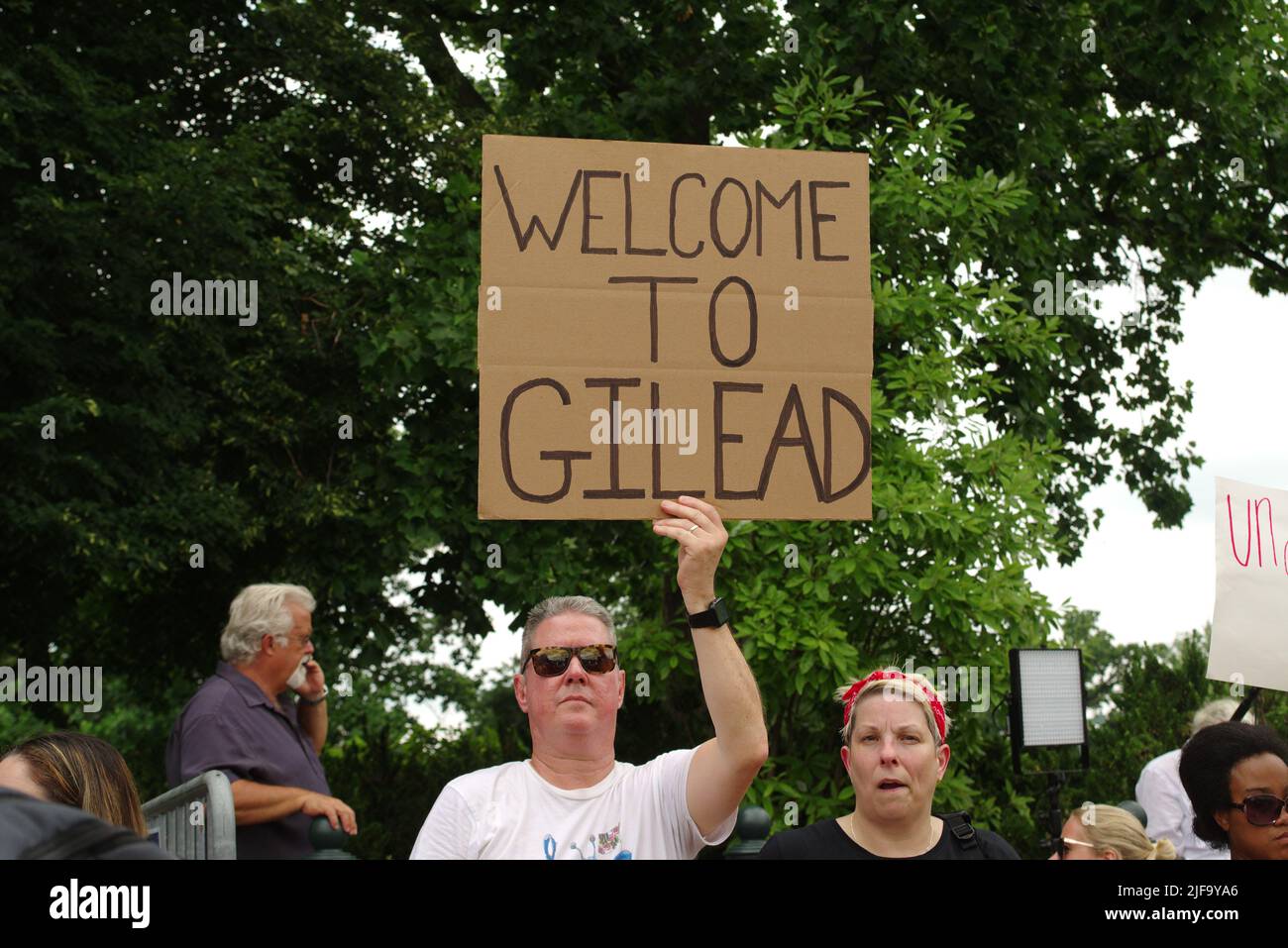 Demonstranten versammelten sich vor dem Obersten Gerichtshof der USA, nachdem die bahnbrechende Entscheidung von Roe v. Wade, die Abtreibung legalisiert, am 24. Juni 2022 aufgehoben wurde. Stockfoto