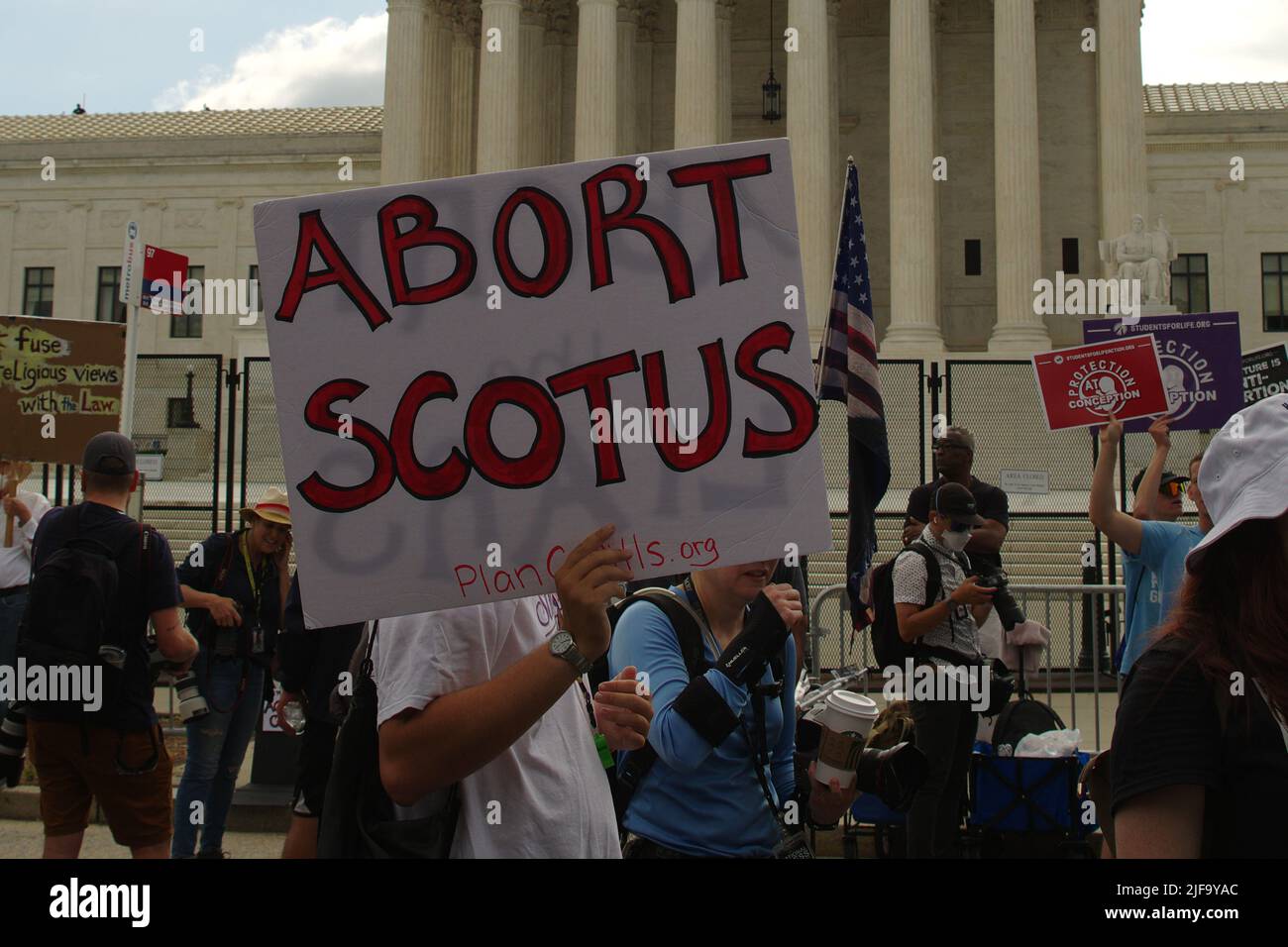 Demonstranten versammelten sich vor dem Obersten Gerichtshof der USA, nachdem die bahnbrechende Entscheidung von Roe v. Wade, die Abtreibung legalisiert, am 24. Juni 2022 aufgehoben wurde. Stockfoto