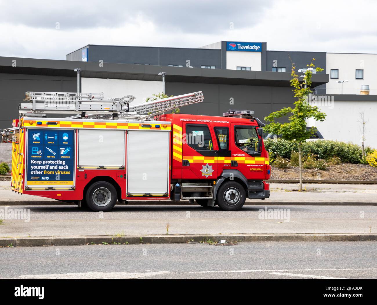 Feuerwehrmotor fährt durch Camborne in Cornwall, Großbritannien Stockfoto