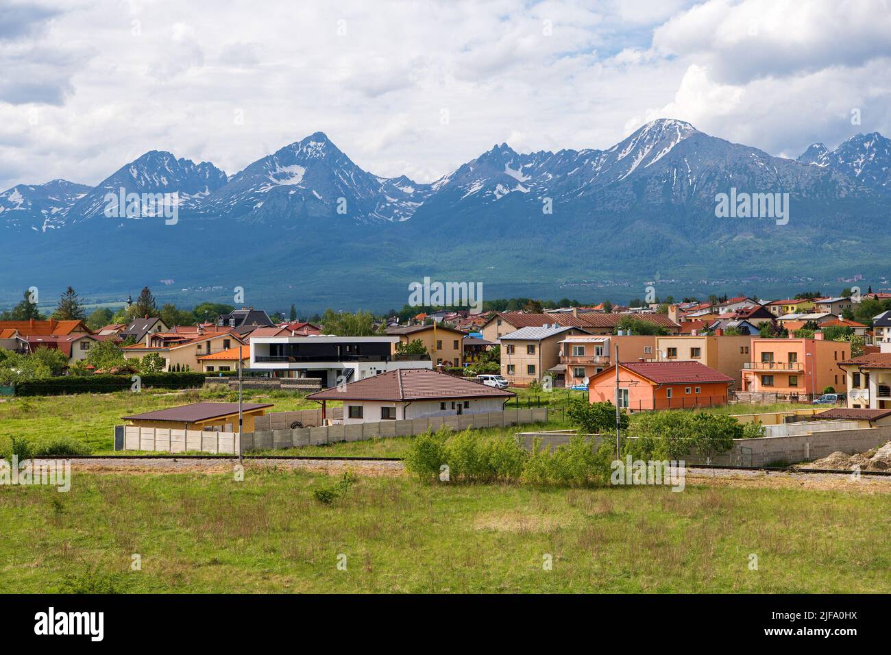 Stadtbild von Poprad, Slowakei, mit Bergen im Hintergrund Stockfoto