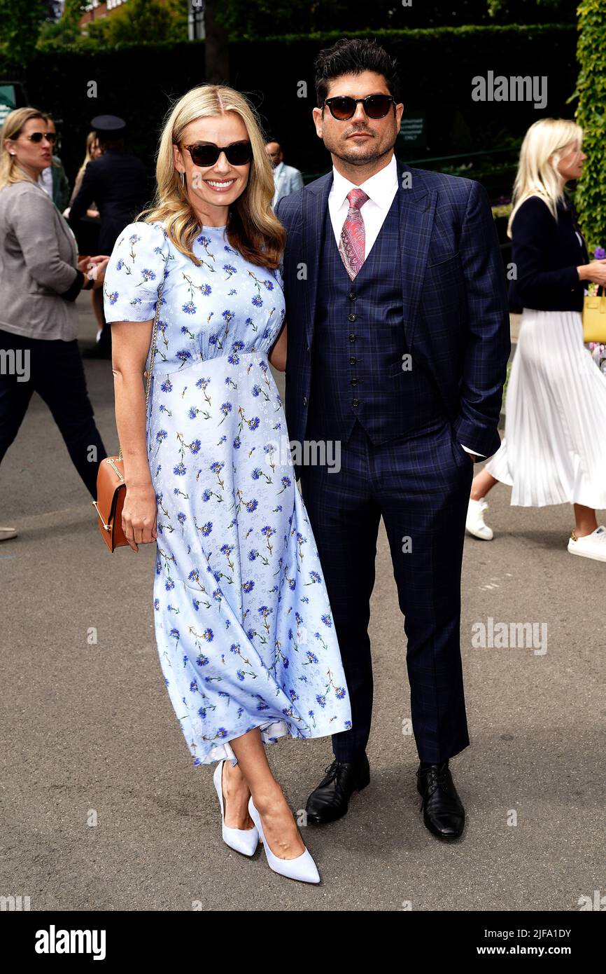 Die Sängerin Katherine Jenkins (links) und Andrew Levitas treffen am fünften Tag der Wimbledon Championships 2022 im All England Lawn Tennis and Croquet Club in Wimbledon ein. Bilddatum: Freitag, 1. Juli 2022. Stockfoto