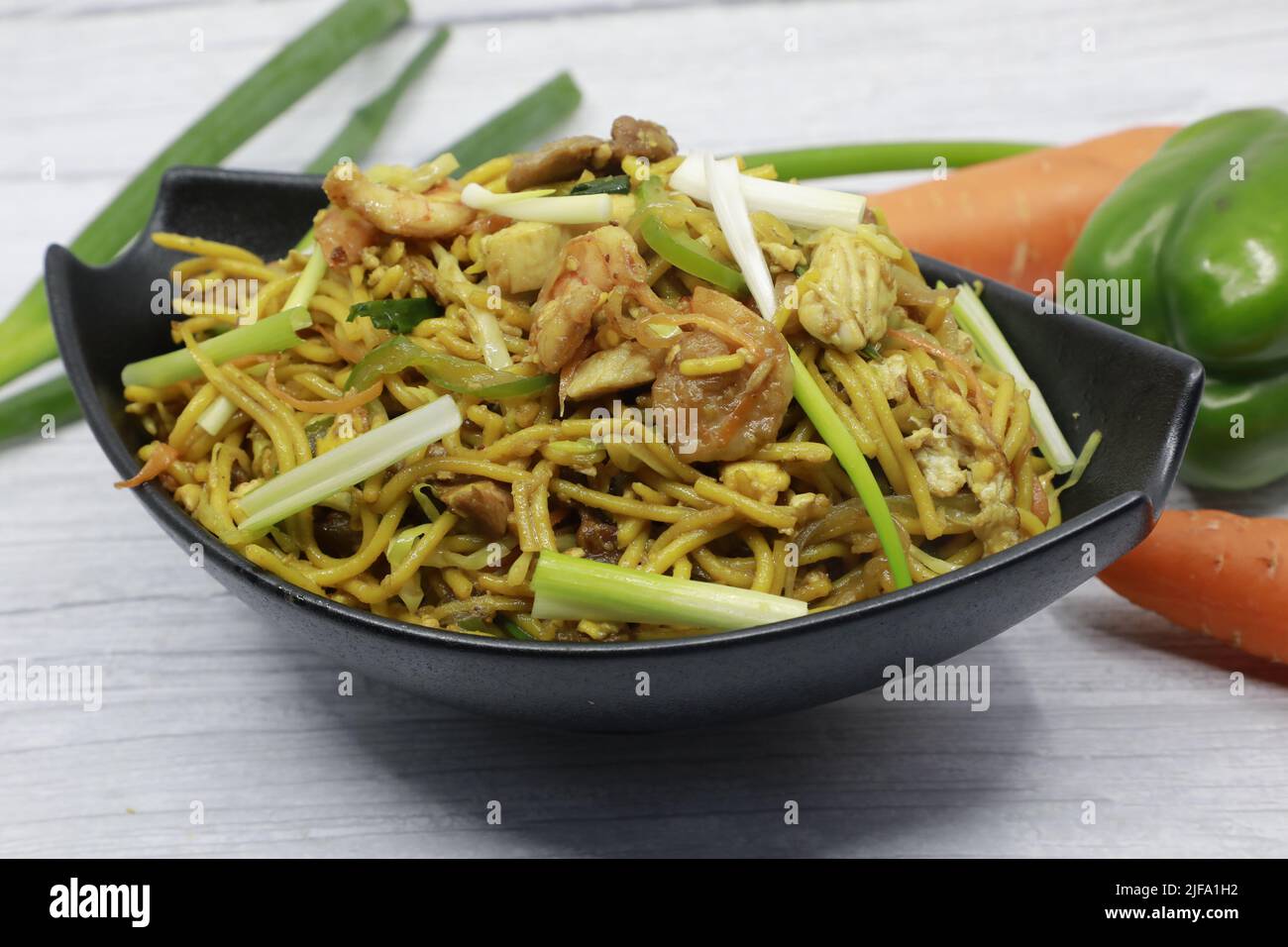 Mix Chow mein ist ein beliebtes orientalisches Gericht, das in chinesischen Restaurants erhältlich ist Stockfoto