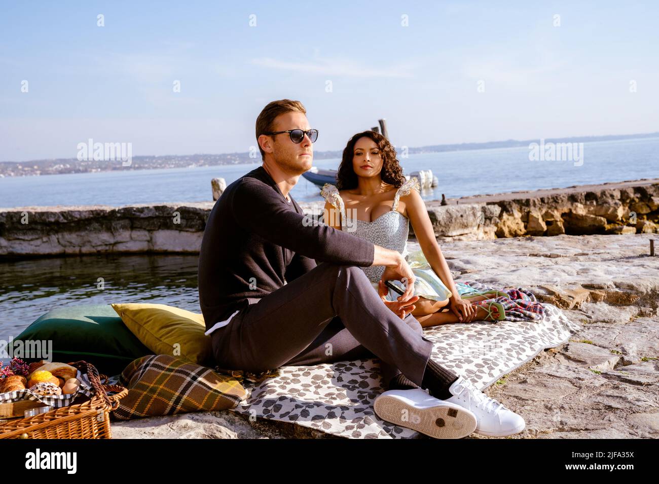 KAT GRAHAM und TOM HOPPER in LOVE IN THE VILLA (2022), Regie: MARK STEVEN JOHNSON. Kredit: Off Camera Entertainment / Album Stockfoto