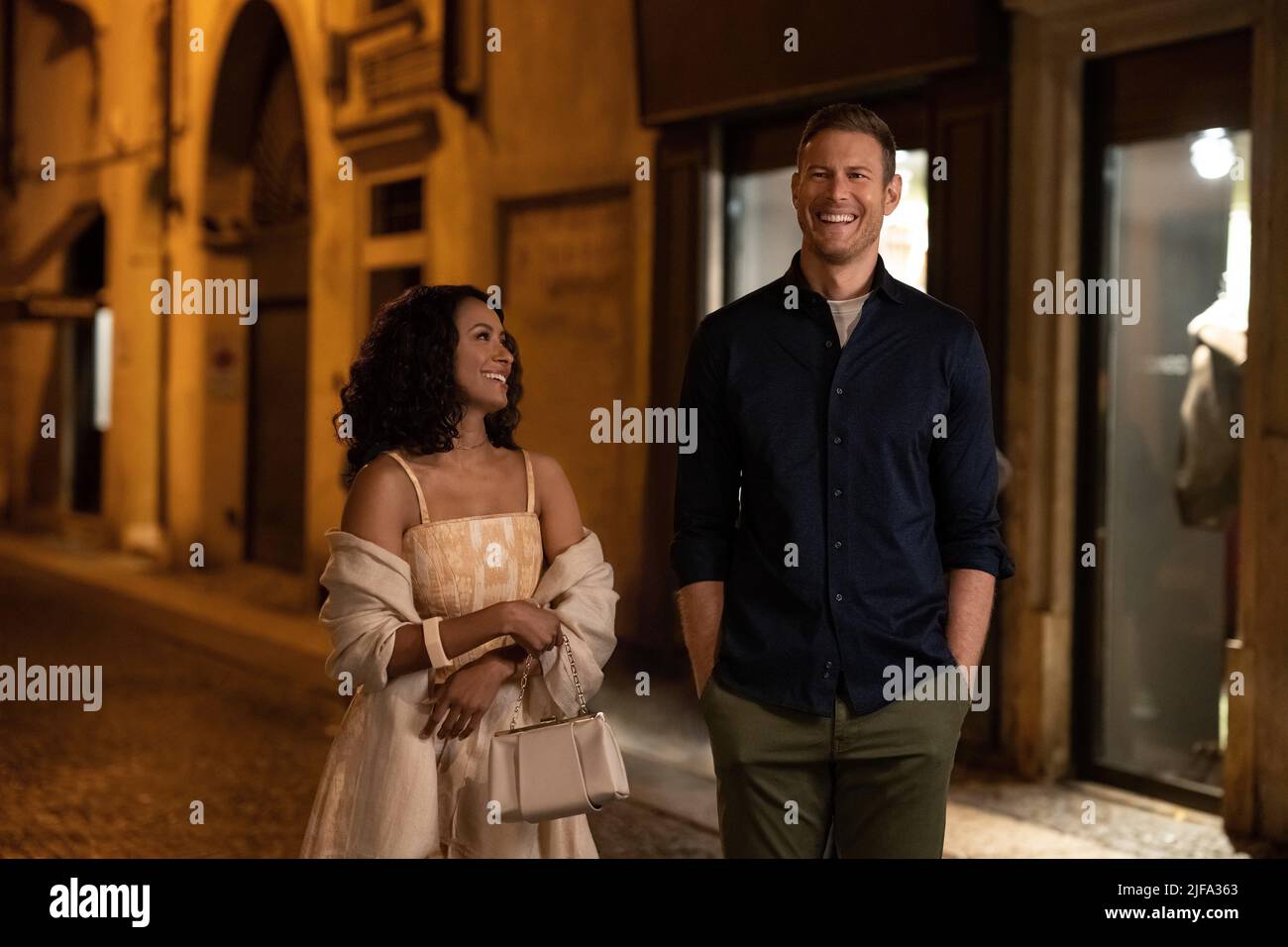 KAT GRAHAM und TOM HOPPER in LOVE IN THE VILLA (2022), Regie: MARK STEVEN JOHNSON. Kredit: Off Camera Entertainment / Album Stockfoto