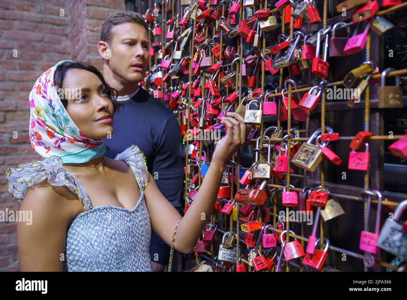 KAT GRAHAM und TOM HOPPER in LOVE IN THE VILLA (2022), Regie: MARK STEVEN JOHNSON. Kredit: Off Camera Entertainment / Album Stockfoto