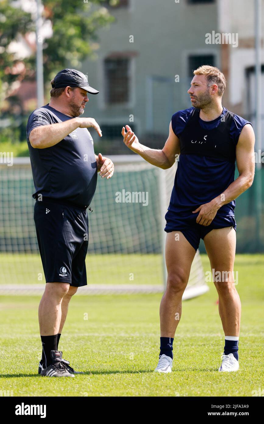 Gents Cheftrainer Hein Vanhaezebrouck und Gents Laurent Depoitre im Bild während eines Freundschaftsspiels zwischen dem belgischen First League Team KAA Gent und dem kroatischen Hadjuk Split in Stegersbach, Österreich, vor der Saison 2022-2023, Freitag, 01. Juli 2022. BELGA FOTO DOMEN GROGL Stockfoto