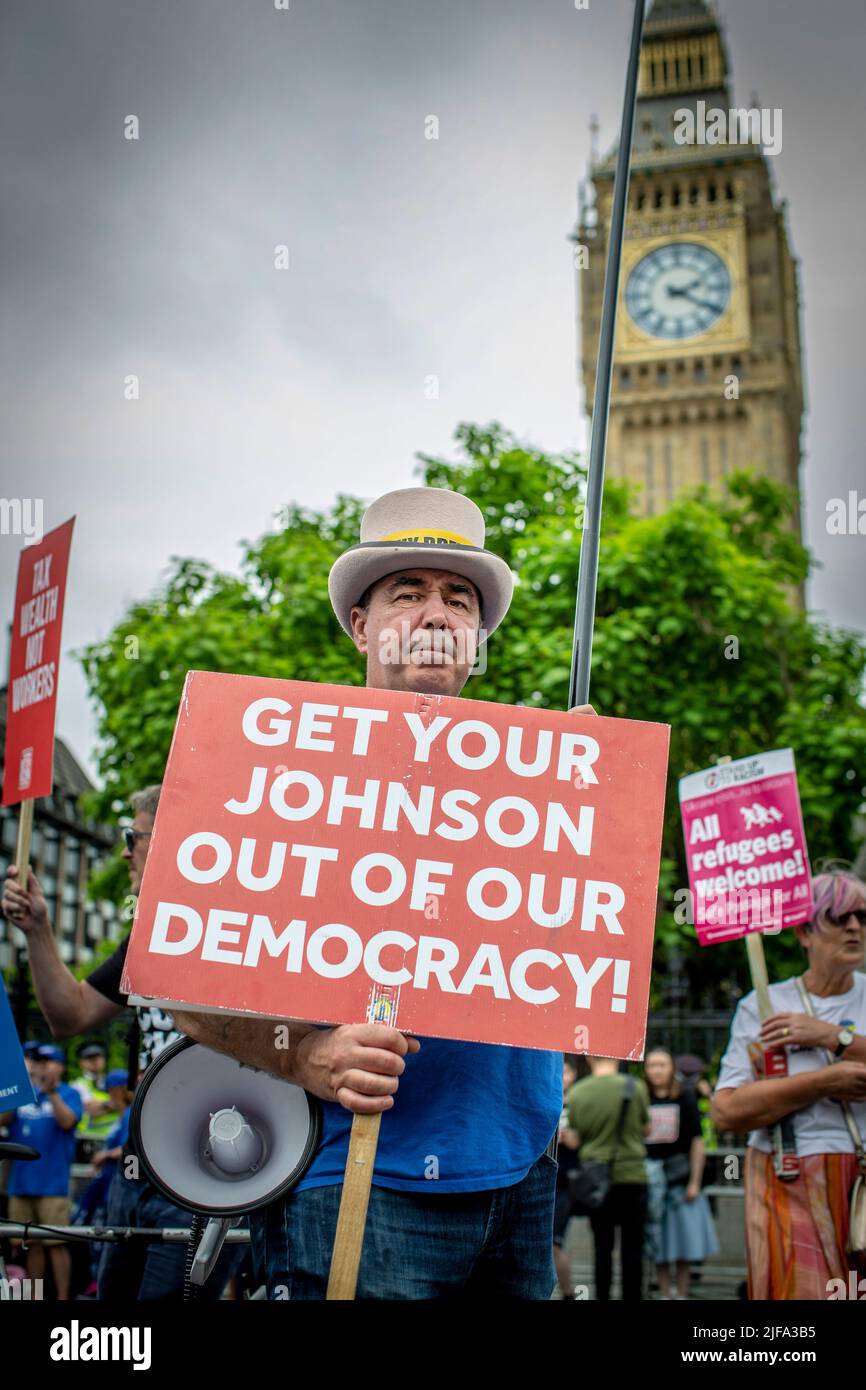 GROSSBRITANNIEN / England /der Anti-Brexit-Kämpfer Steve Bray hält am 18. Juni 2022 in London Plakate vor dem Parlament. Stockfoto