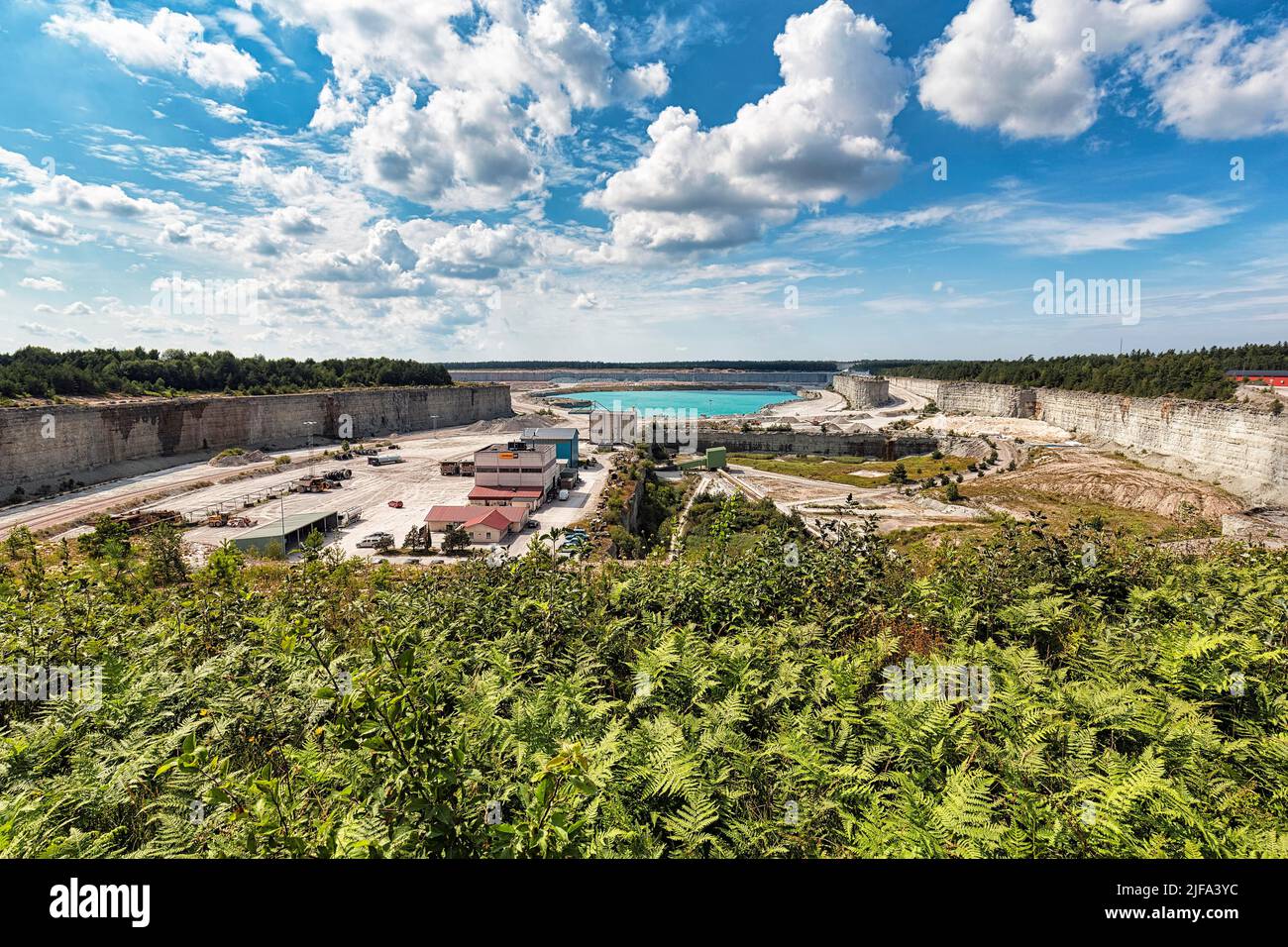 Kalksteinabbau, Aussichtspunkt am Steinbruch, Zementproduktion, Zementwerk Cementa, Slite, Gotland Island, Schweden Stockfoto